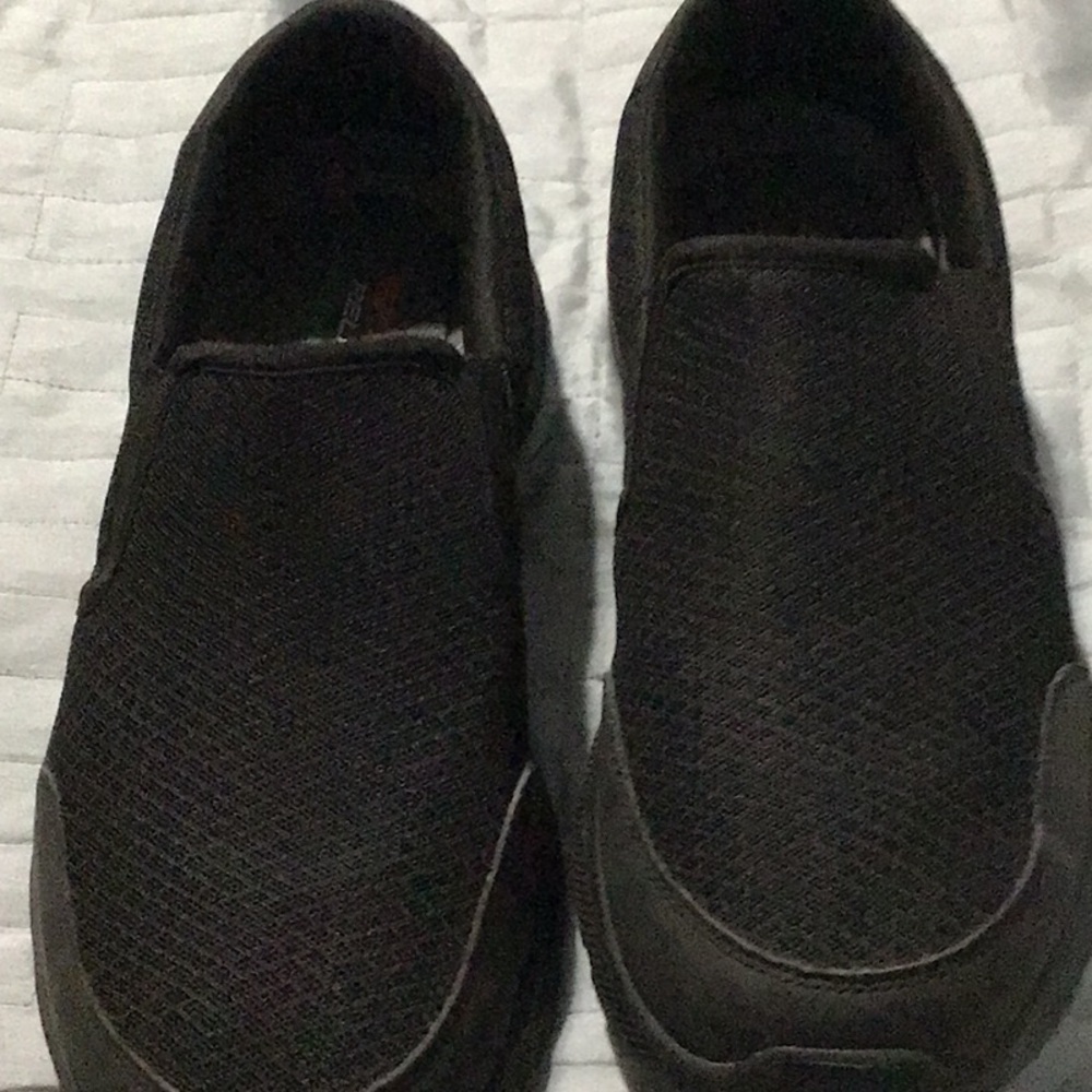 Like new, men’s black relaxed fit Skechers